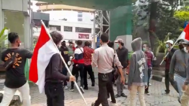 Demo di depan gedung KemenkumHAM