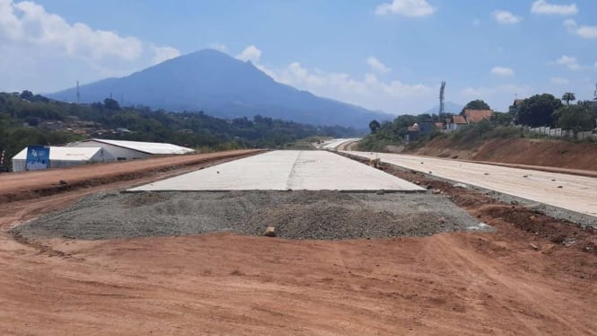 Progres konstruksi jalan tol Cisumdawu seksi 1 Jatinangor-Rancakalong. 