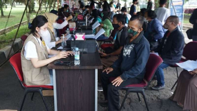 Vaksinasi COVID-19 untuk masyarakat umum di Bandung Barat, Jawa Barat.