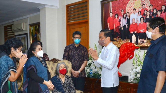 Presiden Jokowi saat melayat ke rumah duka Sabam Sirait