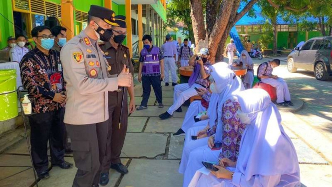 Kapolres Enrekang AKBP Andi Sinjaya Ghalib saat tinjau vaksin di sekolah