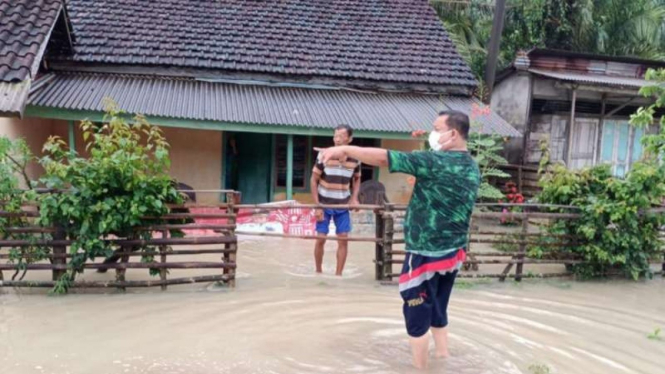 Dua warga korban banjir di Kabupaten Kaur, Provinsi Bengkulu, mengamati kawasan permukiman mereka yang terendam air pada Jumat, 1 Oktober 2021.