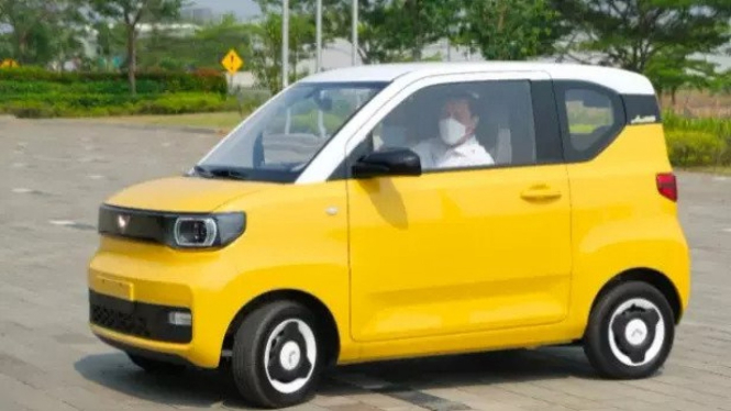 Luhut Binsar Pandjaitan coba Wuling Mini EV