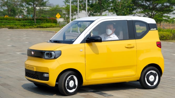 Menko Marves, Luhut Binsar Pandjaitan mencoba mobil listrik Wuling Mini EV.