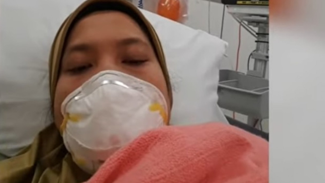 Asmawati (31) mendapatkan perawatan di ruang isolasi darurat pada rumah sakit Monash Medical Centre selama 11 jam setelah tertular COVID-19 pada awal September. ()