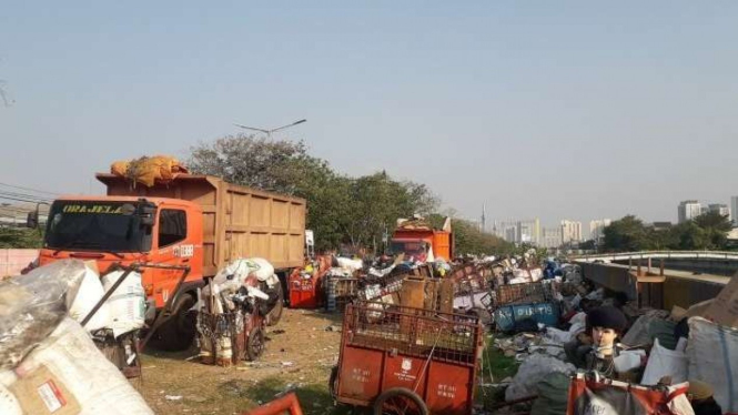 Kumpulan truk dan gerobak sampah di tepi Jalan Sunter Agung Barat.