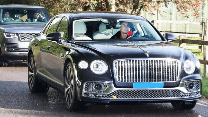 Mobil mewah Bentley milik Cristiano Ronaldo.
