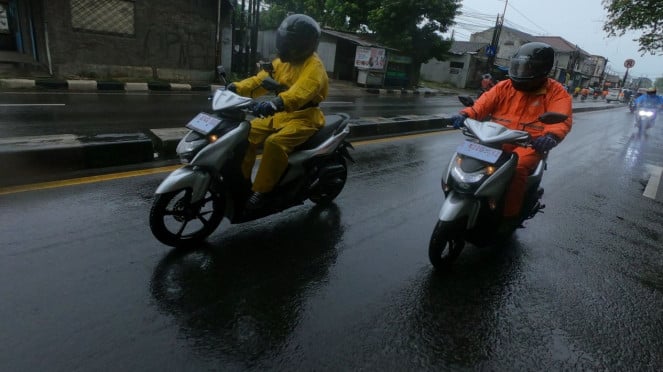 Berkendara motor di musim hujan
