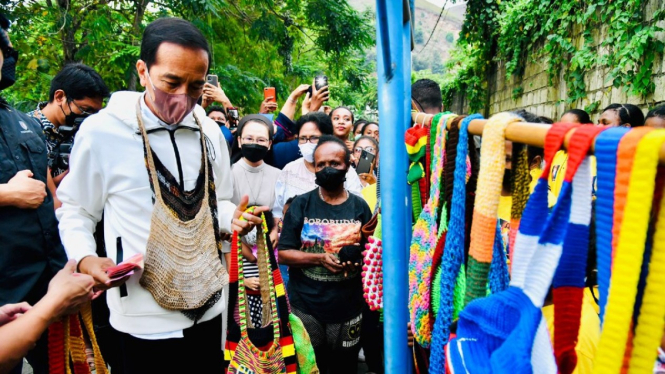 Jokowi beli noken dari mama-mama di Papua