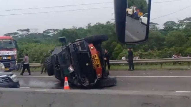 Uma baracuda pertencente à Brigada Móvel da Polícia Nacional capotou na rodovia Sipularang.