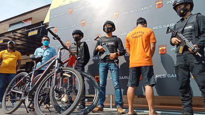 Tersangka Yoga dan 2 Unit Sepeda Hasil Curiannya di Garut Jawa Barat