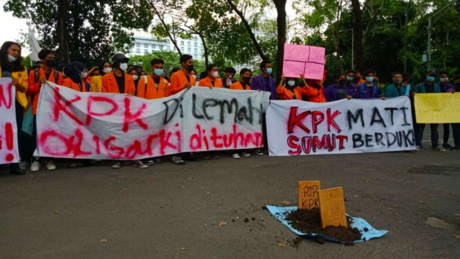 Mahasiswa gelar unjuk rasa di depan Gedung DPRD Sumut.