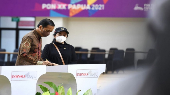 Presiden Jokowi bersama Ketua DPR RI Puan Maharani
