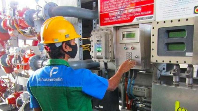 Petugas Pertamina saat melakukan BBM ke Tanki distribusi.