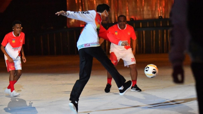 Jokowi bermain bola dengan anak Papua di pembukaan PON