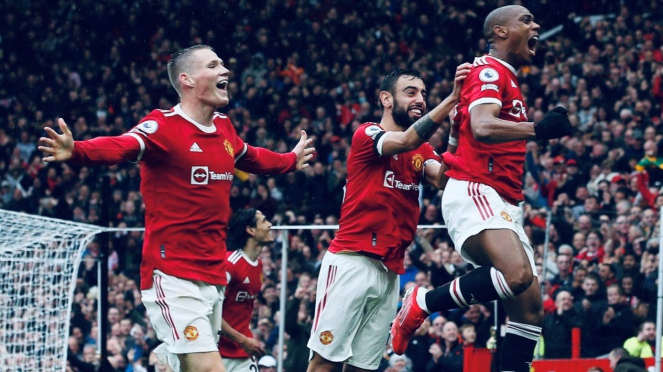 6158ead262f82-pemain-manchester-united-merayakan-gol_663_372