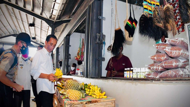 Presiden Jokowi Beli Pisang di Mama Penjual di Pasar Sota, Merauke Papua.