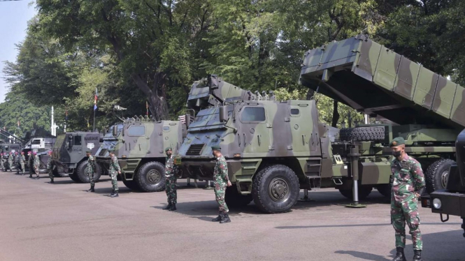 VIVA Militer: Alutsista TNI 'Mejeng' di depan Istana Negara