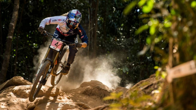 Ilustrasi: Pebalap sepeda Downhill beraksi