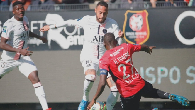 Megabintang PSG, Neymar berduel dengan kapten Rennes