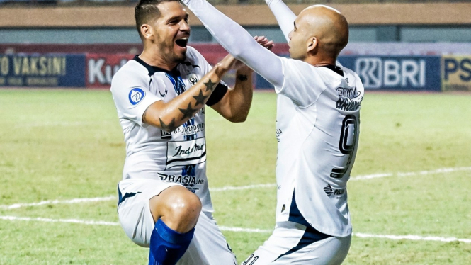 Pemain PSIS Semarang, Bruno Silva dan Wallace Costa rayakan gol