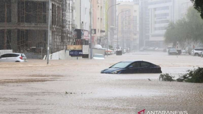 Mobil-mobil ditinggalkan di jalanan banjir saat Siklon Shaheen melanda Muscat, O