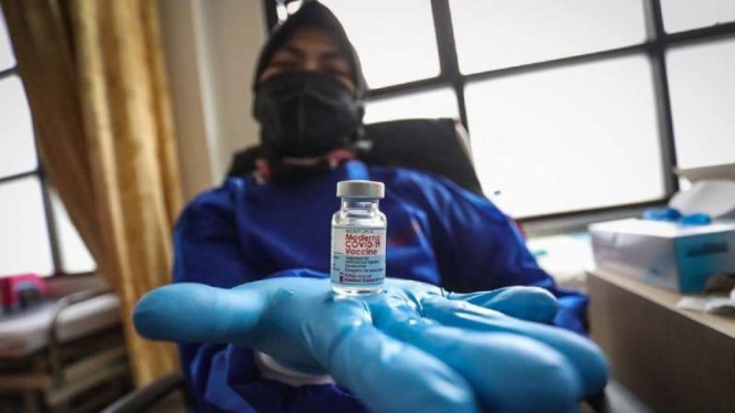 Seorang tenaga kesehatan di satu rumah sakit di Kota Bandung memperlihatkan botol vial berisi vaksin COVID-19 buatan Moderna.