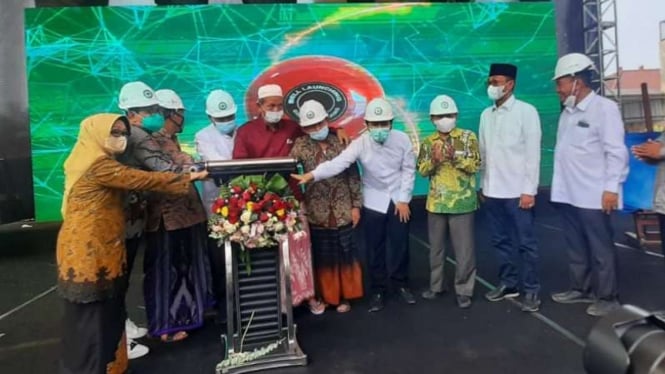 Rais Aam NU Miftachul Akhyar, Ketua NU Jawa Timur Marzuki Mustamar, Menteri Desa Abdul Halim Iskandar, dan Wakil Gubernur Emil Elistianto Dardak dalam peletakan batu pertama pembangunan gedung Menara 17 di Surabaya, Minggu, 3 Oktober 2021.