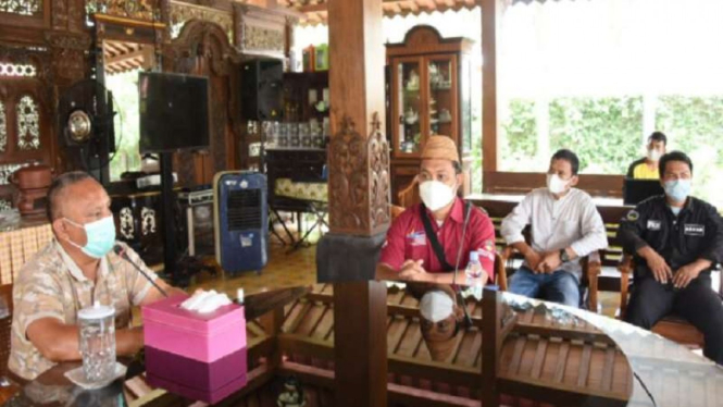  Gubernur Gorontalo Rusli Habibie bersama anggota PKH yang dimarahi Risma