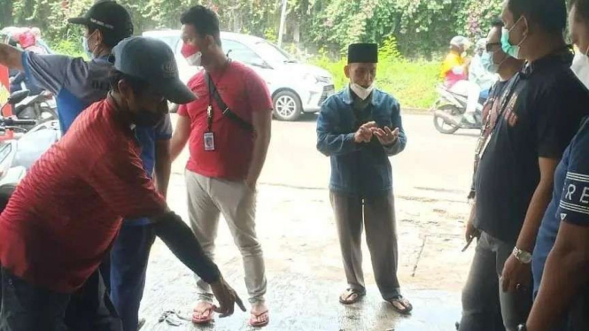 Polisi olah TKP kasus perampasan HP di Kembangan, Jakbar.