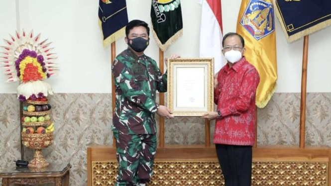 VIVA Militer: Panglima TNI berikan penghargaan kepada Gubernur Bali