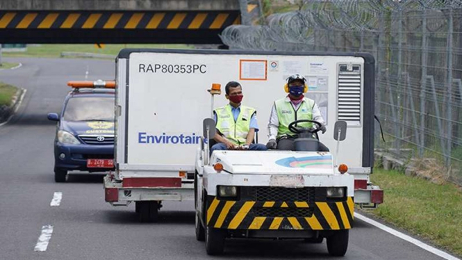 Petugas membawa kargo berisi vaksin AstraZeneca Tahap ke-73 saat tiba di Bandara Soekarno Hatta, Tangerang, Banten, Selasa, 22 September 2021.