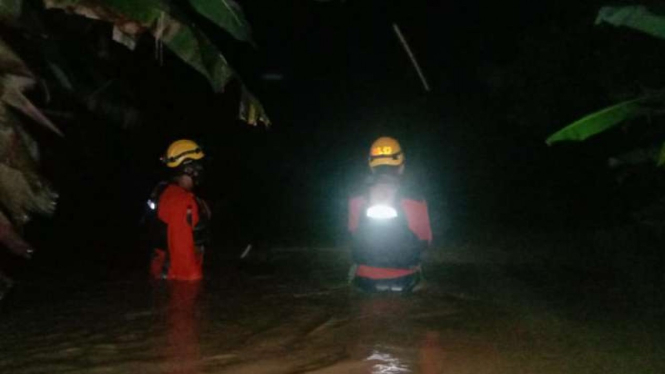 Petugas SAR berusaha menemukan korban banjir dan tanah longsor di Kabupaten Luwu, Provinsi Sulawesi Selatan, Minggu malam, 3 Oktober 2021.