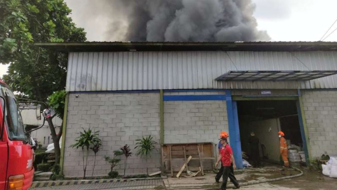 Sebuah pabrik garmen di Jalan Jenderal Sudirman, Kota Bandung, Jawa Barat, kebakaran hebat pada Senin, 4 Oktober 2021.