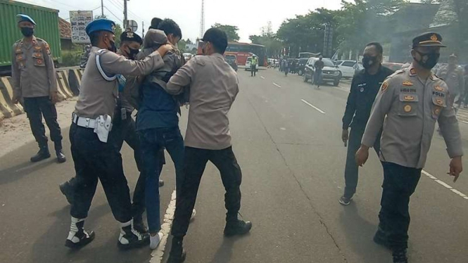 Demonstrasi HUT Banten ke-21 berlangsung ricuh