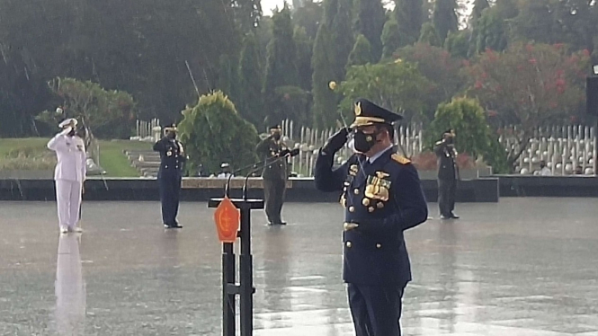 VIVA Militer:Panglima TNI Marsekal Hadi Tjahjanto pimpin upacara di TMP Kalibata