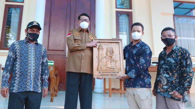 Gubernur Banten Wahidin Halim (WH) menerima ukiran wajah karya Ikbal.