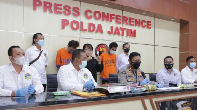 Polisi merilis dua tersangka pengedar narkotika jaringan Jakarta-Surabaya di Markas Polda Jawa Timur pada Senin, 4 Oktober 2021.