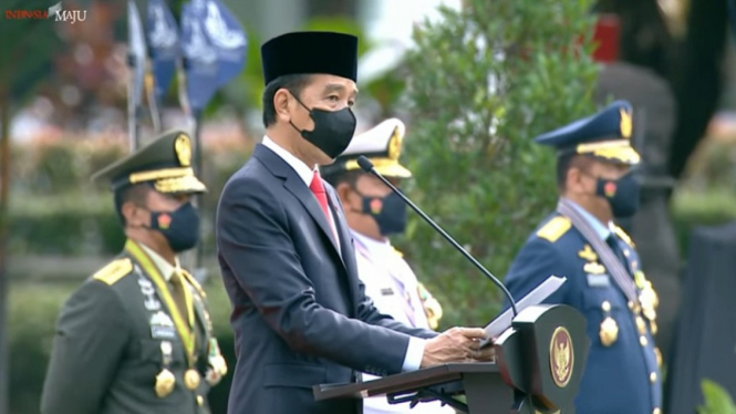 Presiden Jokowi memimpin upaca peringatan HUT TNI ke-76 di Istana Merdeka