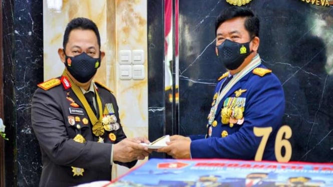 Kapolri memberikan kejutan dan selamat HUT TNI ke-76 kepada Panglima TNI 