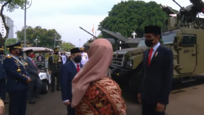 Presiden Jokowi menggoda Iriana naik Ranpur TNI disopiri Jenderal Andika