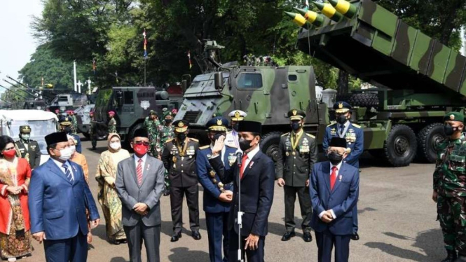 Keterangan Pers Presiden Jokowi di HUT TNI ke-76. Tampak Alutsista Dipamerkan