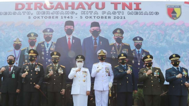 Upacara peringatan HUT ke-76 TNI di Kodam V/Brawijaya.