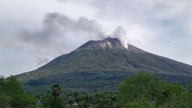 Gunung Ili Lewotolok di NTT Meletus dan Lontarkan Abu Setinggi 700 Meter