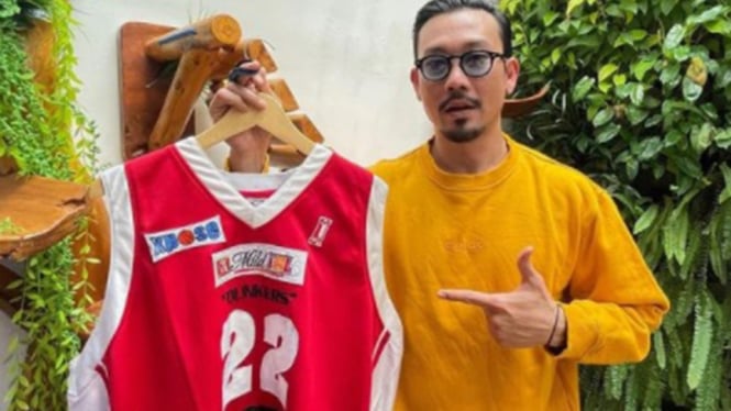 Denny Sumargo lelang jersey basketnya untuk bantu Jacklien Ibo