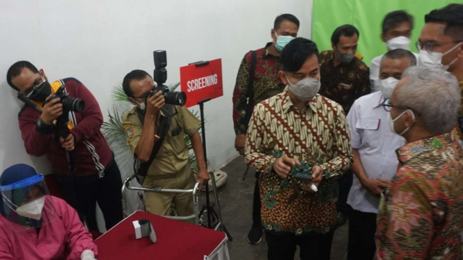 Wali Kota Solo Gibran Rakabuming Raka saat meninjau vaksinasi.