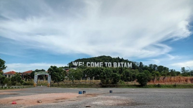 Tulisan Welcome to Batam di atas bukit yang menjadi ikon Kota Batam, Kepulauan Riau.