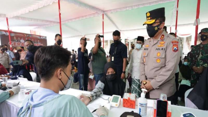 Kapolda Jawa Timur Irjen Nico Afinta meninjau vaksinasi santri