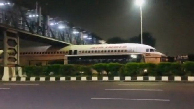 Pesawat Air India nyangkut di jembatan penyeberangan