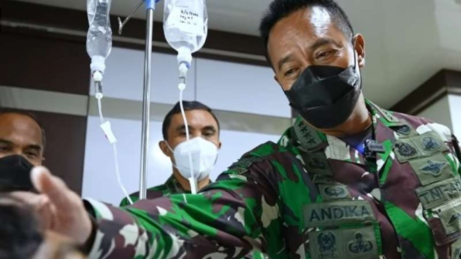 VIVA Militer: Jenderal TNI Andika Perkasa menjenguk Serda Imanuel Wenatubun